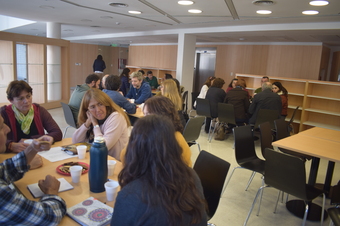 personas aistentes a la reunión sentadas a las mesas