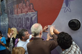 Cristina Terzaghi, Mario Rentería , el decano Mauricio Erben y el equipo de muralisas colocan la placa Cristina Terzaghi, Mario Rentería , el decano Mauricio Erben y el equipo de muralisas colocan la placa