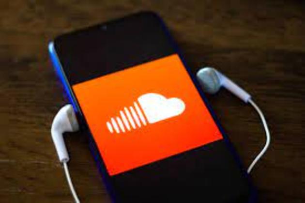 Imagen de un celular con el logo de Soundcloud y unos auriculares de cable