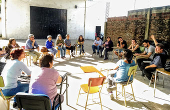 Personas en rueda realizando un taller en tinglado del Cub 