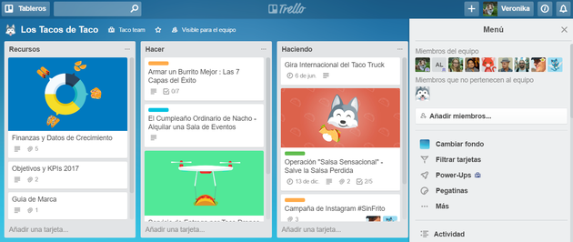 captura de pantalla de tablero de trabajo de trello. se ven distintas fichas de tareas con imagenes y texto.