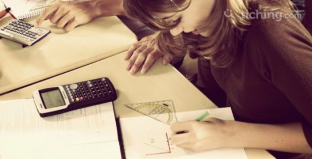 Estudiante joven resolviendo una actividad usando calculadora. 