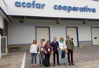 Representantes de la Facultad en la puerta  de la Cooperativa