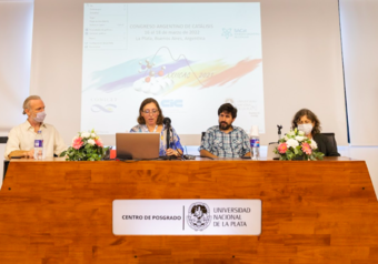 De derecha a izquierda el Decano, Dr. Mauricio Erben,  la Directora del CINDECA, Dra. Mónica Casella, el Prosecretario de Políticas en Ciencia y Tecnología, Dr. Nicolás Rendtorff y la presidenta a la Sociedad Argentina de Catálisis, Ing. Laura Cornaglia.